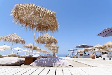 Güneşli bir günde güneşli bir sahilin güzel manzarası 