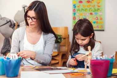 Yaratıcı çocuk eğleniyor annesiyle birlikte