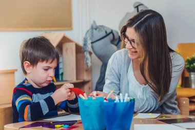 Anaokulu öğretmeninden Eğitim Oyununda Yakışıklı Çocuğa Destek