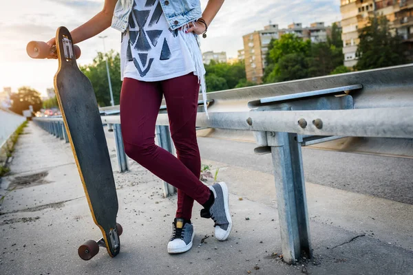 Mujer Joven Montando Monopatín Parque — Foto de Stock