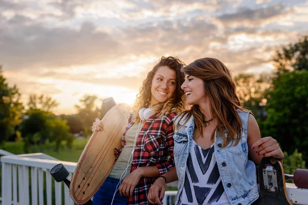 Beautiful Girls Skateboards Walking Street Sunset — Stock Photo, Image