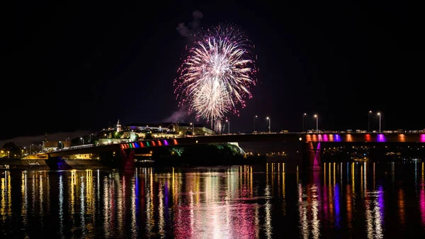 Feuerwerk Über Dem Fluss Der Nacht — Stockfoto