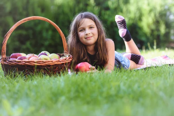 Elma Dolu Sepeti Olan Küçük Güzel Bir Kız — Stok fotoğraf