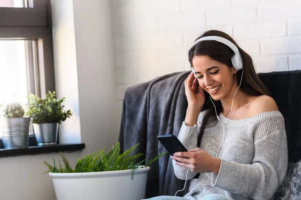 Hermosa Mujer Joven Escuchando Música Con Auriculares Casa — Foto de Stock