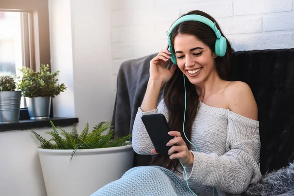 Hermosa Mujer Joven Escuchando Música Con Auriculares Casa — Foto de Stock