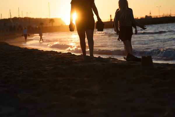 Mladí Lidé Procházející Pláži Během Západu Slunce — Stock fotografie