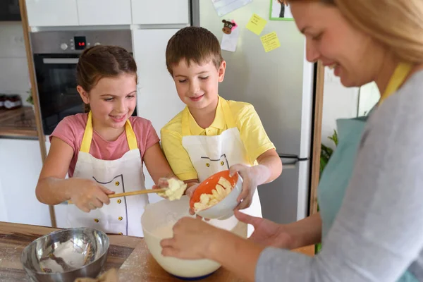 Anne Kız Oğul Birlikte Hamur Işi Pişiriyor Hamurla Çalışıyorlar — Stok fotoğraf