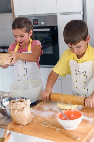 Crianças Cozinha Cozinhar Juntos — Fotografia de Stock