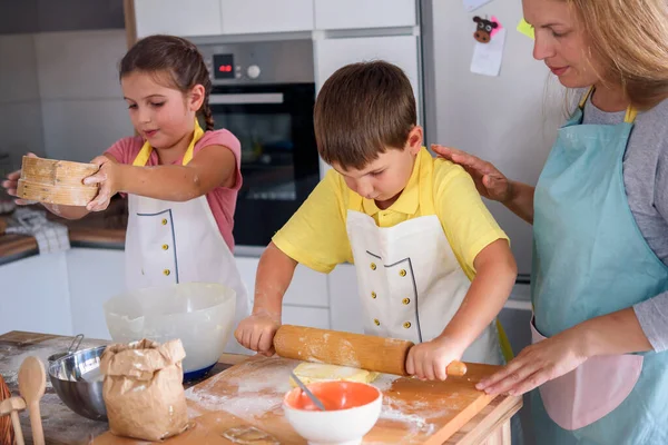 Mãe Filha Filho Cozinhar Pastelaria Juntos Trabalhando Com Massa — Fotografia de Stock
