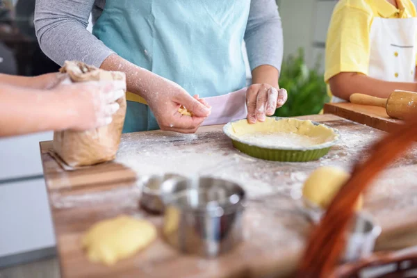 Anya Lánya Fia Együtt Süteményt Főznek Tésztával Dolgoznak — Stock Fotó