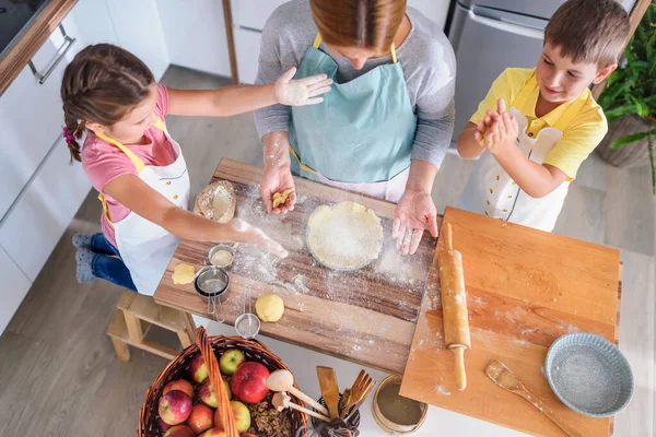 Anne Kız Oğul Birlikte Hamur Işi Pişiriyor Hamurla Çalışıyorlar — Stok fotoğraf