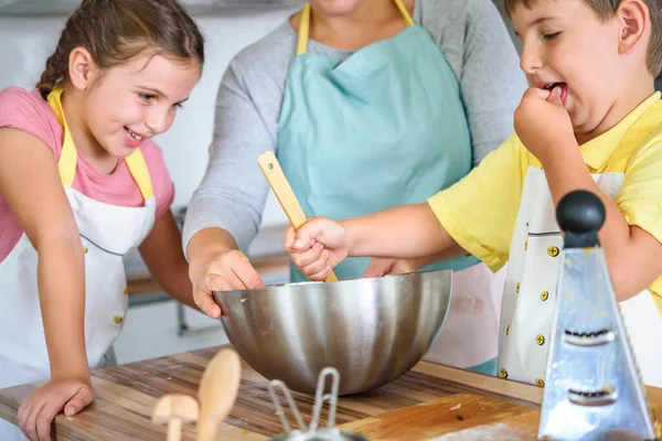 Madre Figlia Figlio Cucinano Insieme Pasticceria Lavorando Con Pasta — Foto Stock