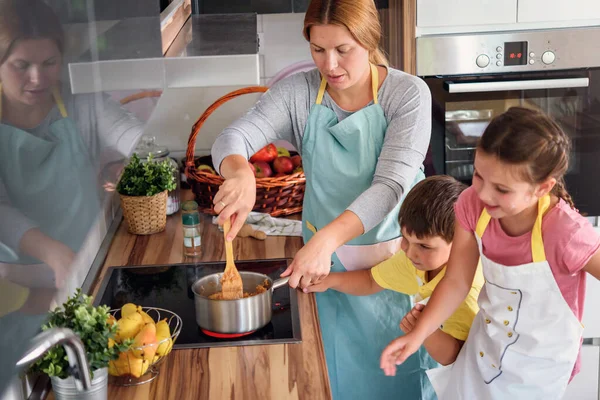 Mor Dotter Och Son Matlagning Bakverk Tillsammans Arbetar Med Deg — Stockfoto