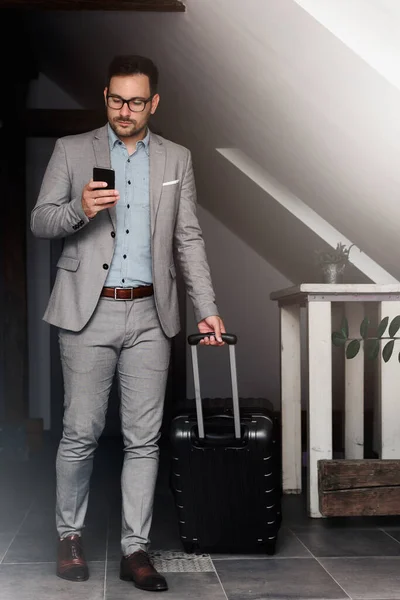 Elegant Businessman Luggage His Hotel Using Smartphone Traveling Work — Stock Photo, Image