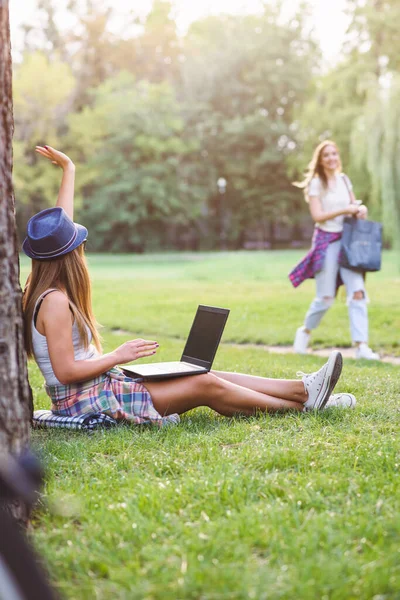 Όμορφη Νεαρή Μαθήτρια Κάθεται Στο Πράσινο Γρασίδι Στο Πάρκο Κοντά — Φωτογραφία Αρχείου