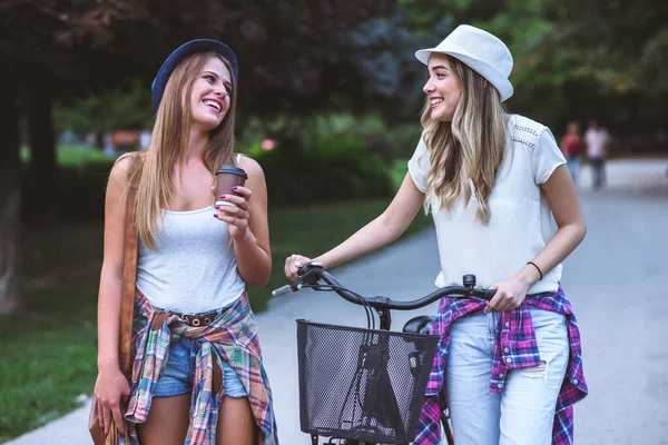 Две Молодые Женщины Гуляющие Зеленом Парке Студентки Разговаривают Лучшие Друзья — стоковое фото