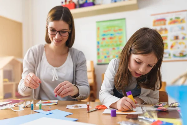 Anne Çocuk Birlikte Ödevi Yapıyorlar — Stok fotoğraf