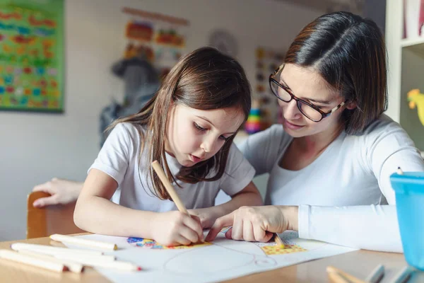 Anne Çocuk Birlikte Ödevi Yapıyorlar — Stok fotoğraf