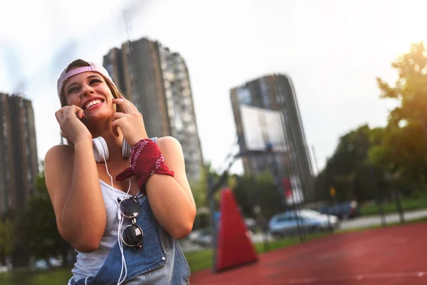 Genç Çekici Bir Kadın Telefonda Konuşuyor — Stok fotoğraf