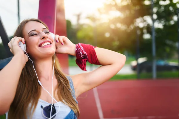 Kulaklıkla Müzik Dinleyen Genç Bir Kadın — Stok fotoğraf