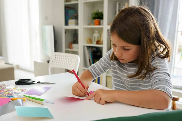 Nettes Kleines Schulmädchen Schreibt Geburtstagskarten — Stockfoto
