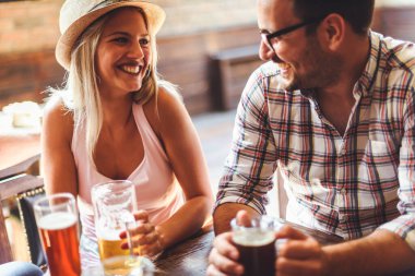 Barda bira içen çift