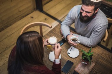 Kahve içip çay içen bir çift.