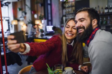 Genç çift alarak selfie Cafe 