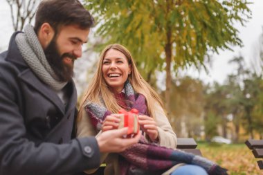 Adam kadına hediye kutusu sunmak 