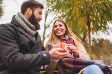 Adam kadına hediye kutusu sunmak 