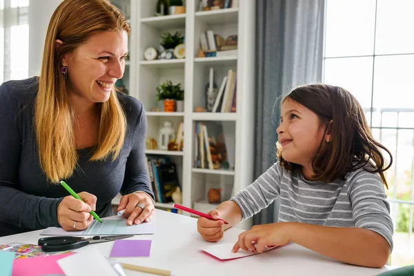 Anne Çocuğuna Evde Nasıl Yazacağını Öğretiyor Erken Eğitim — Stok fotoğraf
