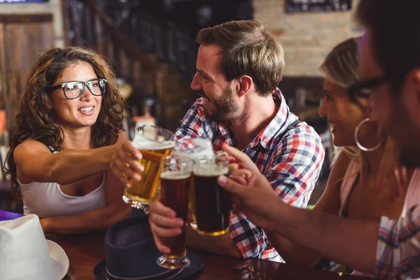 Weseli Przyjaciele Spędzający Czas Barze Pijący Piwo — Zdjęcie stockowe