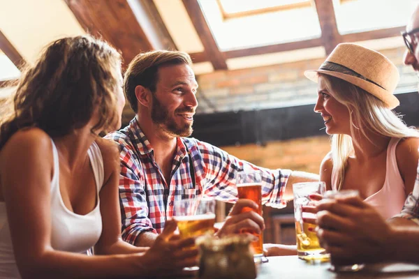 Freunde Trinken Bier Restaurant — Stockfoto
