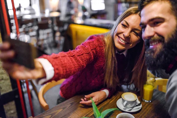 Jovem Casal Tomando Selfie Café — Fotografia de Stock