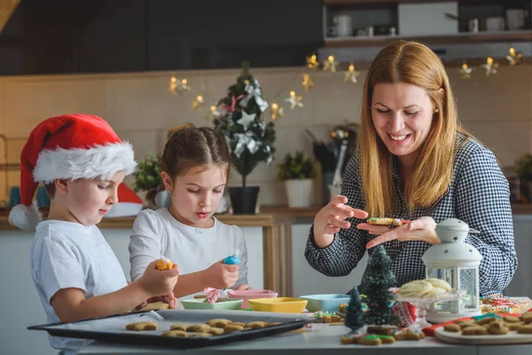 Moeder Met Kinderen Bakken Koekjes Voor Kerstmis — Stockfoto