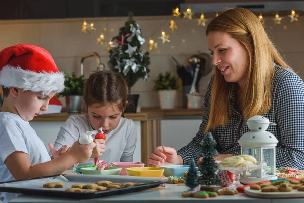 Mãe Com Crianças Fazendo Biscoitos Para Natal — Fotografia de Stock