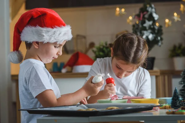 Menino Menina Preparando Biscoitos Gengibre Natal — Fotografia de Stock