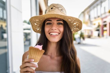 Dondurma külahı ile genç kadın 