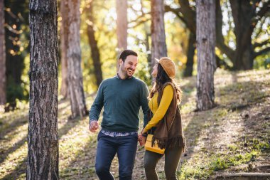 Genç çift parkta yürüyor.