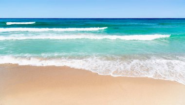 Güzel tropikal kumsalda deniz ve kum 