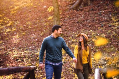 Açık havada poz aşık genç Çift