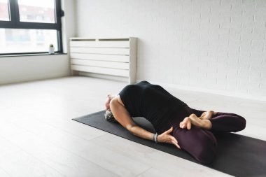 Yoga yaparken Olgun kadın