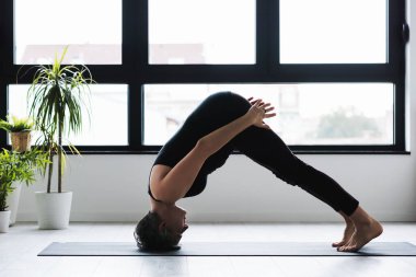 Yoga yaparken Olgun kadın