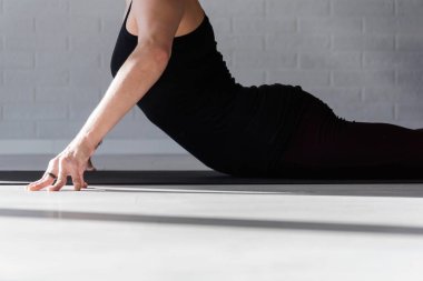 Yoga yaparken Olgun kadın 