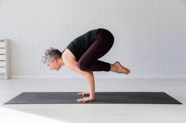 Yoga yaparken Olgun kadın 