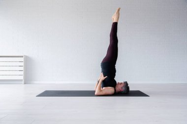 Yoga yaparken Olgun kadın 