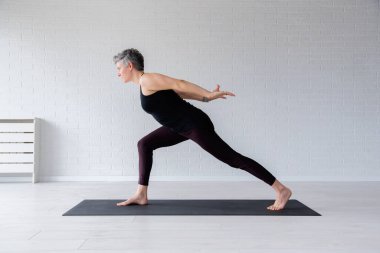Yoga yaparken Olgun kadın 