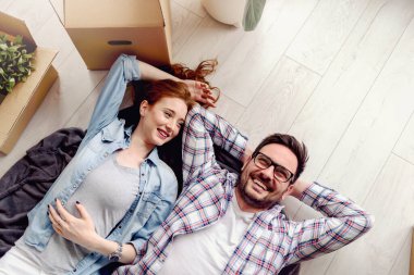 Yeni evlerindeki karton kutuların arasında yerde yatan genç ve güzel bir çift. Yeni taşındılar. Hayal kurmak, gelecek için planlar yapmak..