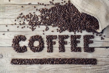 Ahşap arka planda kahve çekirdekleri