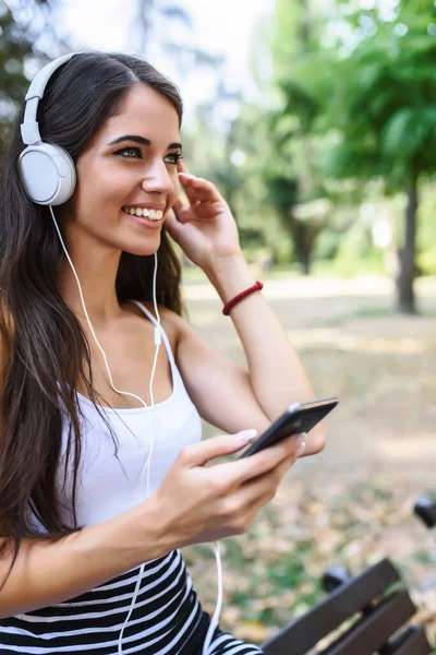 Gülümseyen Kadın Müzik Dinlerken Parkta Bankta Otururken — Stok fotoğraf